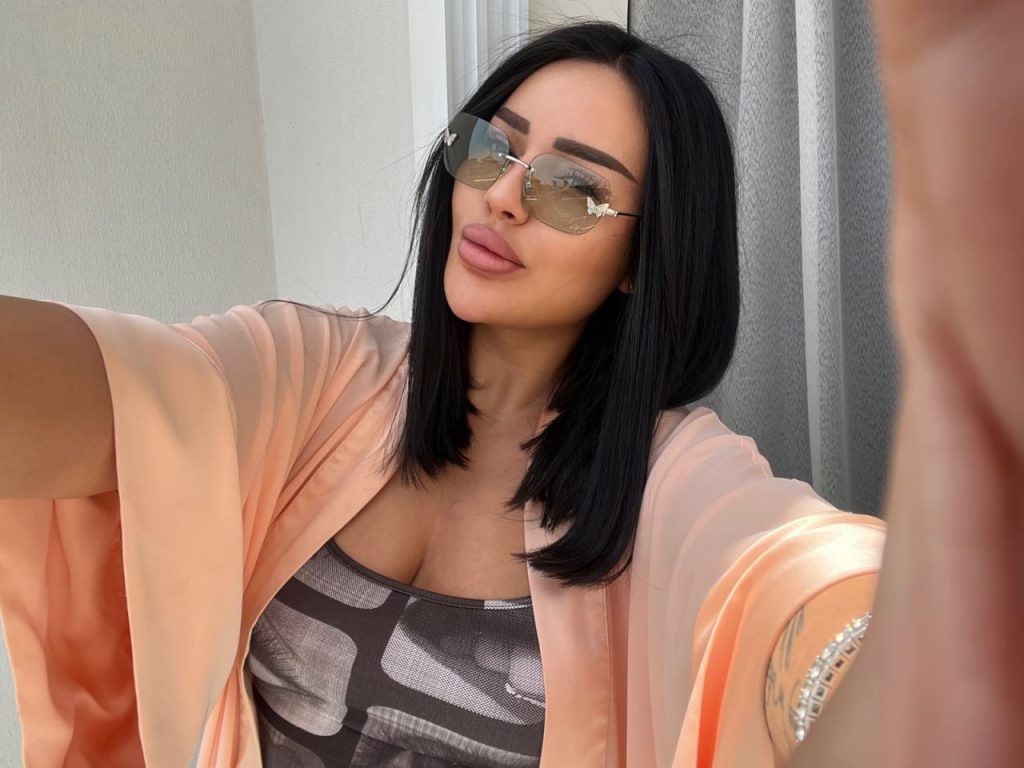 Горячая модель Alania в Дубае|Image of Alania — luxury model in Dubai